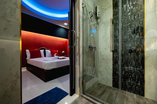 a bathroom with a shower and a bed in a room at Crystal Hotel โรงแรมคริสตัล in Ban Nong Wa