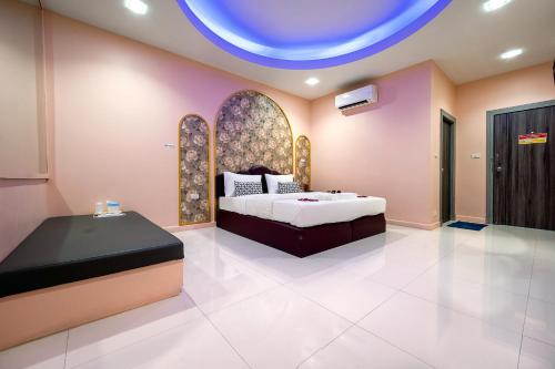 a bedroom with a bed and a blue ceiling at Crystal Hotel โรงแรมคริสตัล in Ban Nong Wa