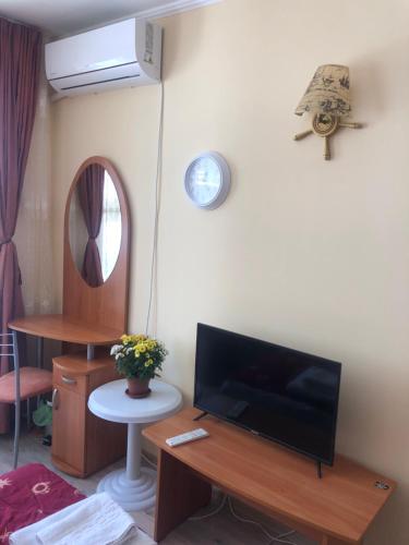 A television and/or entertainment centre at Apartament 2 camere pe malul marii Free Parking Sunny Beach