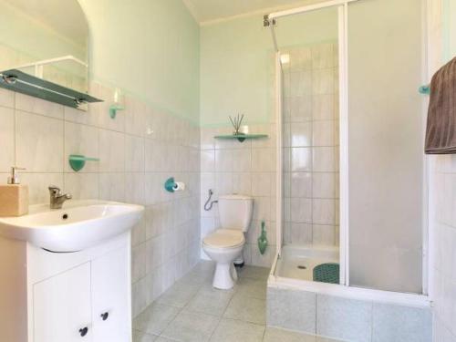 W łazience znajduje się umywalka, toaleta i prysznic. w obiekcie Villasol w Polanicy Zdroju