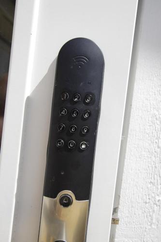 a remote control sticking out of a box at Fräsch nybyggd stuga på Getterön Varberg in Varberg