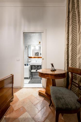 a room with a table and a chair and a doorway at La Casa nel Borgo in Piadena