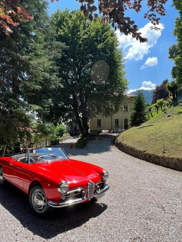 un coche rojo estacionado frente a una casa en Villa Pia Lena, en Magreglio