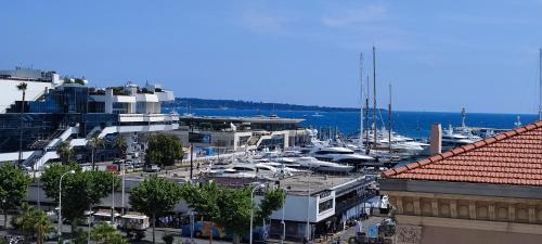 une vue d'une marina avec des bateaux dans l'eau dans l'établissement La Goelette - Palais des Festivals, à Cannes