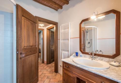 a bathroom with a sink and a mirror at Villa Agriturismo Il Pratone in Castiglione dʼOrcia