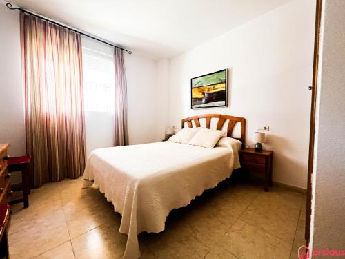 1 dormitorio con cama y ventana en Acogedor SierraMar 1era Línea, en Oropesa del Mar