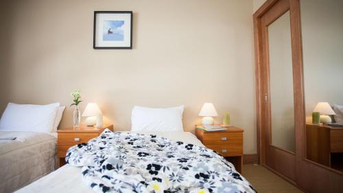 1 dormitorio con 1 cama y 2 mesitas de noche con lámparas en Niseko Alpine Apartments, en Niseko