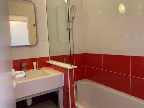 阿沃里亞茲的住宿－Studio Avoriaz, 1 pièce, 4 personnes - FR-1-314-168，一间带水槽、浴缸和镜子的浴室