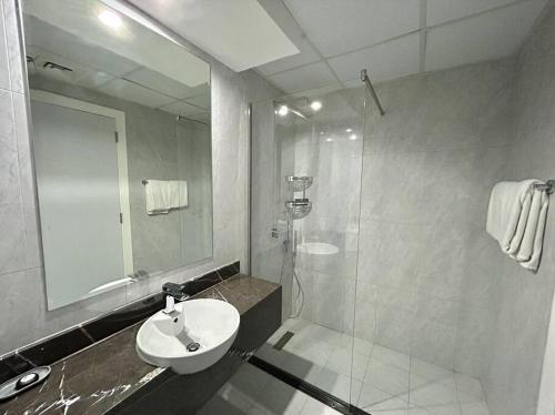 Koupelna v ubytování Cozy Spacious Studio With Balcony Dubai