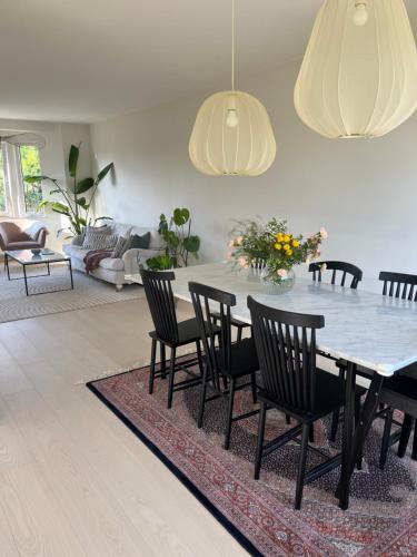 - une salle à manger avec une table et des chaises dans l'établissement Villa nära till natur och stan, à Göteborg