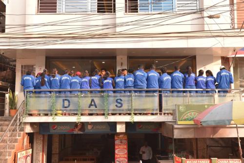 un grupo de personas de pie en la parte superior de un edificio en DAS HOTEL en Darjeeling