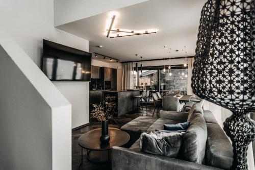 ein Wohnzimmer mit einem Sofa und einem Tisch in der Unterkunft ONKL XONNA Premium Alpin Chalets in Hüttschlag