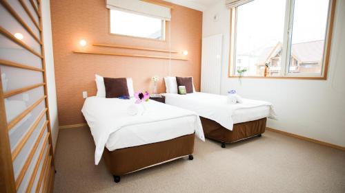 Un pat sau paturi într-o cameră la Yuki Yama Apartments