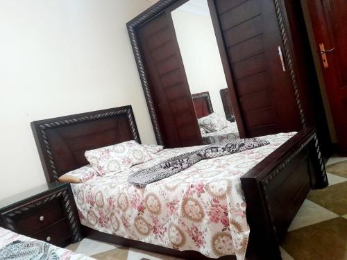 a bedroom with a bed and a large mirror at برج قصر السعد خلف فندق الفرسان مباشره in Marsa Matruh