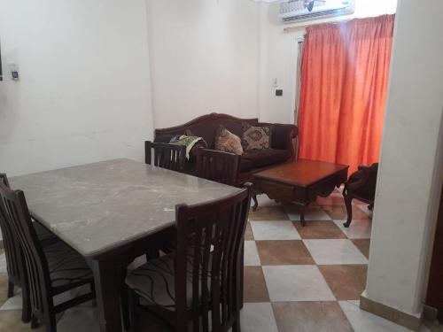 a living room with a table and a couch at برج قصر السعد خلف فندق الفرسان مباشره in Marsa Matruh