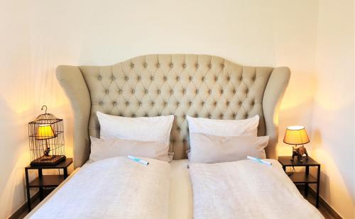 1 cama con cabezal de mechón y 2 lámparas en Ferienwohnung Höhenflug, en Berchtesgaden
