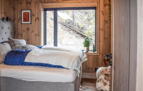 um quarto com uma cama e uma janela em 3 Bedroom Awesome Apartment In Rjukan em Rjukan
