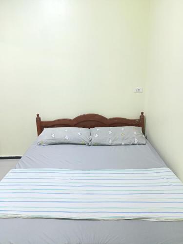 Un pat sau paturi într-o cameră la BYANNIX GUESTS ROOM