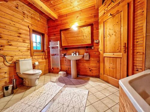 a bathroom with a toilet and a sink in a wooden cabin at Kuća za odmor Snowdrop in Begovo Razdolje