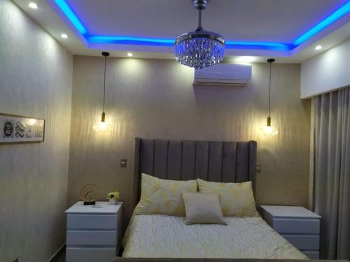 1 dormitorio con 1 cama con iluminación azul en 1br Luxury Condo Jacuzzigym Mountains Viewph04, en Los Prados