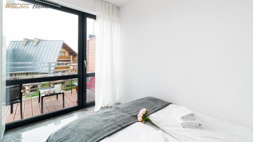 Tempat tidur dalam kamar di Wonder Home - Apartamenty blisko parku wodnego, wyciągów narciarskich i Kościoła Wang