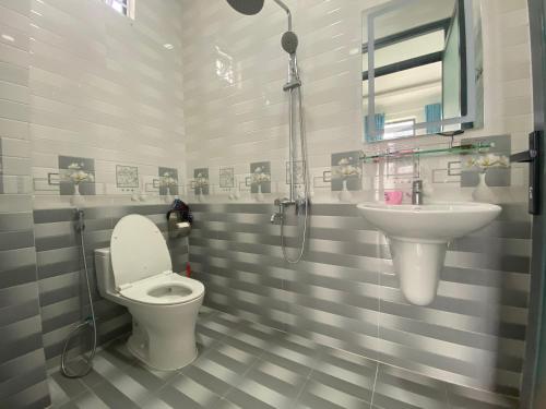 un bagno con un water e un lavandino di Home Stay Ruby Nha Trang a Nha Trang