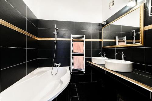 y baño con 2 lavabos y bañera. en Brill Apartment, en Budapest