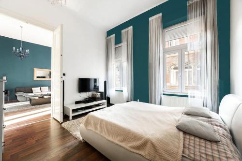 1 dormitorio azul con 1 cama y sala de estar en Brill Apartment, en Budapest