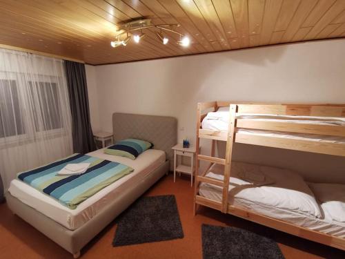 sypialnia z 2 łóżkami piętrowymi i oknem w obiekcie Wandern, Reiten und die Seele baumeln lassen w mieście Dickschied