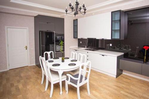 A cozinha ou cozinha compacta de VIP апартамент