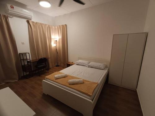Tenang Retreat Holiday Home في كاجانغ: غرفة نوم عليها سرير وفوط
