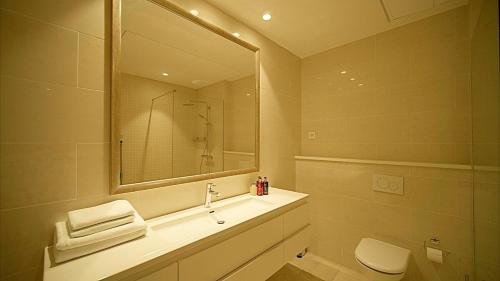 y baño con lavabo y espejo. en Lustica Bay Apartment Honey By 2bhome en Radovići