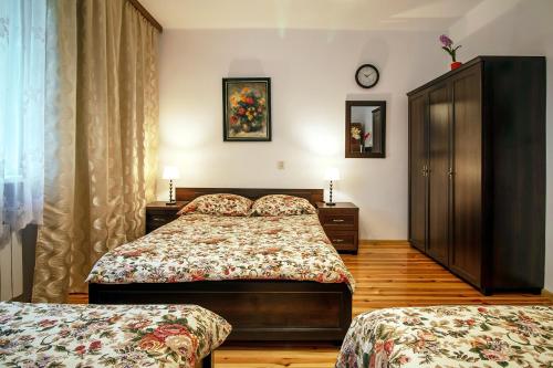 um quarto com 2 camas e um armário em Stokrotka em Susiec