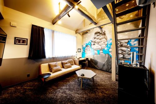 salon z kanapą i łóżkiem w obiekcie The Villa & Barrel Lounge w mieście Shizuoka