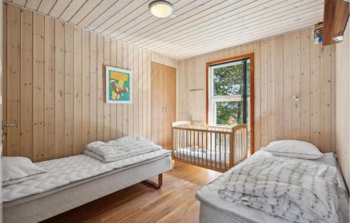 HemmetにあるBeautiful Home In Tarm With 5 Bedrooms, Sauna And Wifiのベッドルーム(ベッド2台、ベビーベッド1台付)