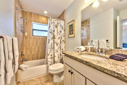 Ένα μπάνιο στο Le Monaco Condo at Olde Naples