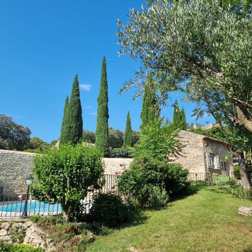 une villa avec un jardin et une piscine dans l'établissement Le Pigeonnier, gîte des Lucioles en Provence, à Montségur-sur-Lauzon