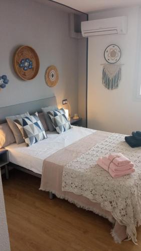 Atico of 3 rooms, total 130m² just for you with a 60 m² terrace, swimming pool, mountain and marina view.