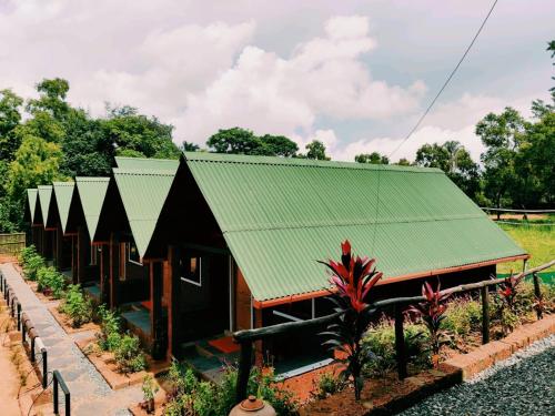 una pequeña casa con techo verde en Taya Beach Front, en Gokarna