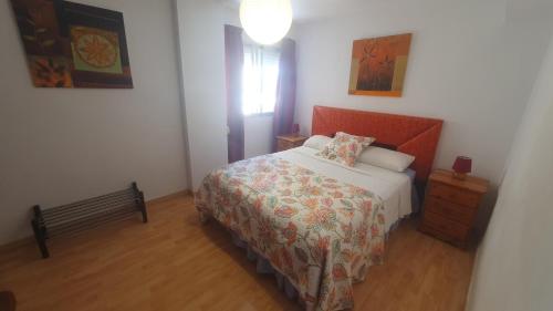 een kleine slaapkamer met een bed en een raam bij Visit Gibraltar stay in La Linea for less! in La Línea de la Concepción