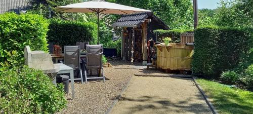 Un jardín fuera de B&B OpdeParkkamp met laadpaal voor elektrische auto's