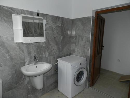 a bathroom with a sink and a washing machine at Villa Campo in Ezerets