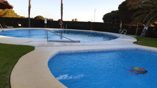 una gran piscina con agua azul en un patio en Casa Alma, en Campano