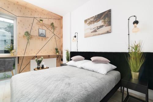 een slaapkamer met een bed met 2 kussens erop bij EASY RENT Apartments - Smart 5 in Lublin