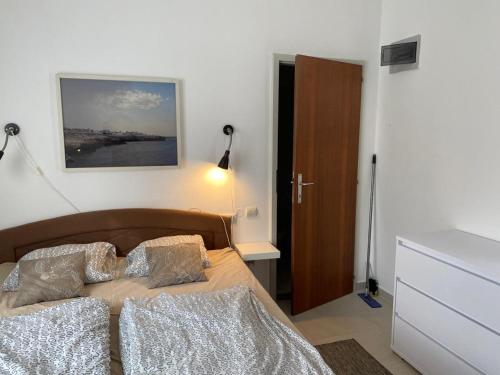 ein Schlafzimmer mit einem Bett mit Kissen darauf in der Unterkunft Apartment Olive in Medulin