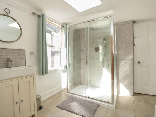 La salle de bains est pourvue d'une douche en verre et d'un lavabo. dans l'établissement Ocello, à Dartmouth