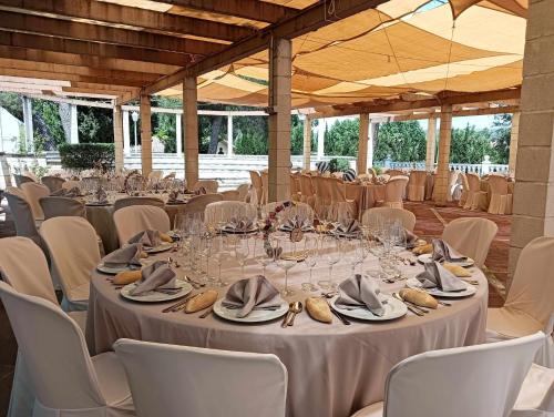 una mesa para una boda con mesas y sillas blancas en 1893 Hotel Boutique en Navajas