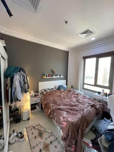 ein Schlafzimmer mit einem großen Bett und einem Fenster in der Unterkunft A journey of luxury Seaview living. in Kuwait