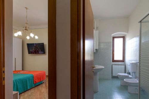 - une chambre avec un lit et une salle de bains avec des toilettes dans l'établissement IBibiena - CASA CAMALDOLI, à Poppi