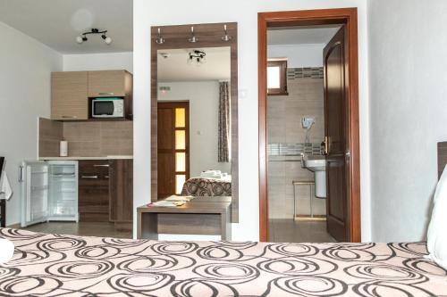 O bucătărie sau chicinetă la Casa Tofi Vendégház